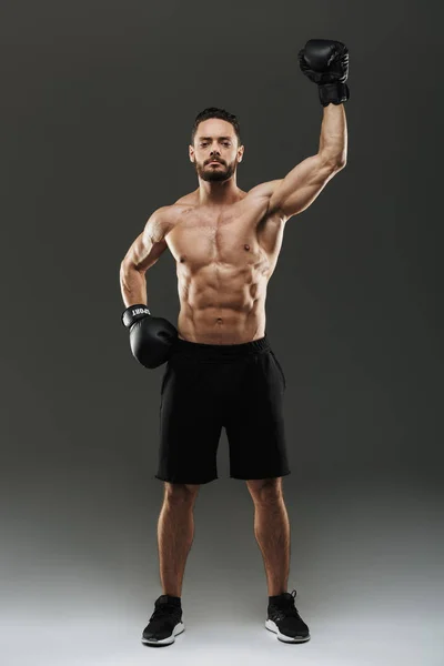 Retrato completo de un deportista musculoso confiado — Foto de Stock