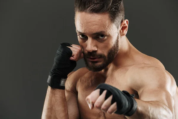 一个强大的肌肉拳击手的肖像准备战斗 — 图库照片