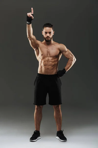Full längd porträtt av en säker muskulös man poserar — Stockfoto