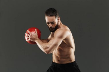 Konsantre kaslı sporcu portresi