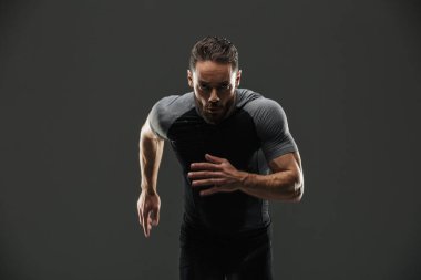 Kendinden emin bir kaslı sporcu portresi