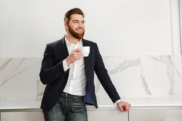 Retrato de un joven empresario sonriente — Foto de Stock