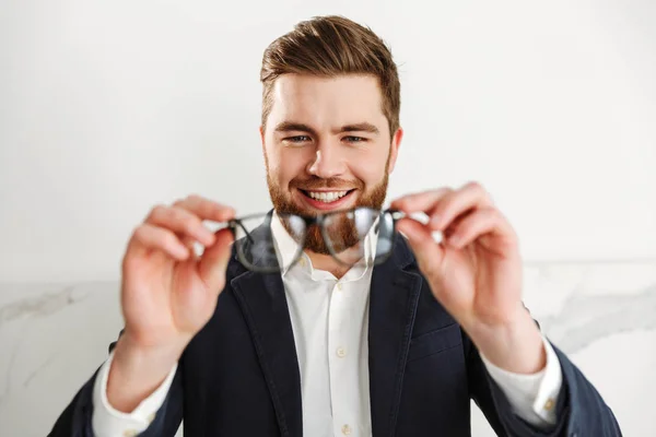 Retrato de un joven empresario sonriente — Foto de Stock