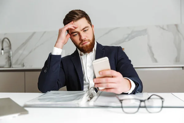 Retrato de um jovem empresário pensativo — Fotografia de Stock