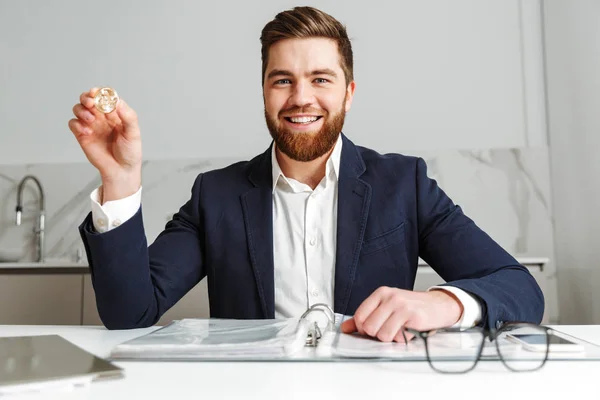 Retrato de un joven empresario feliz vestido de traje — Foto de Stock