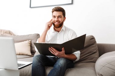 mutlu genç işadamı portresi