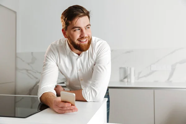 Retrato de un joven empresario feliz — Foto de Stock