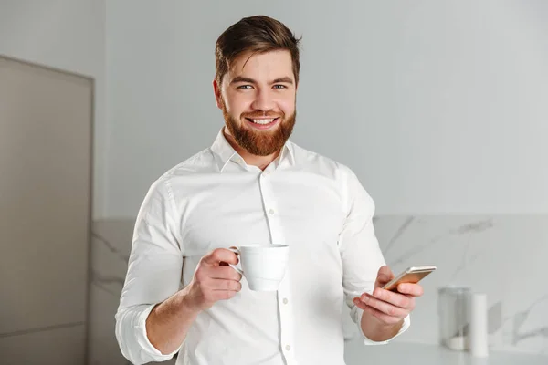 Porträtt av en lycklig ung affärsman klädd i vit skjorta — Stockfoto