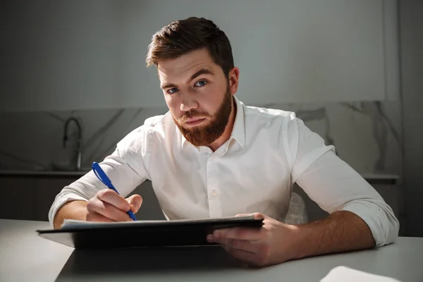 Retrato de um jovem empresário inteligente — Fotografia de Stock