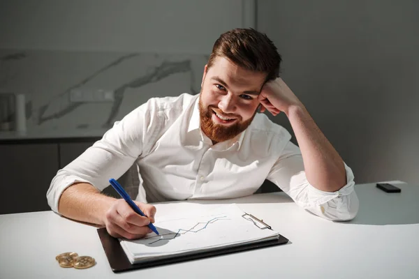 Retrato de cerca de un joven empresario satisfecho — Foto de Stock