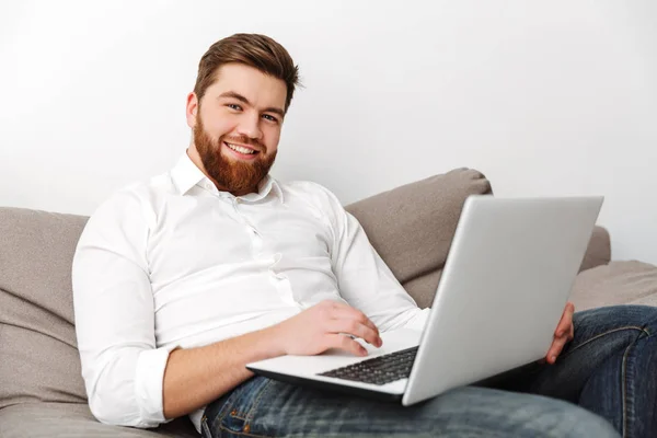 Porträt eines zufriedenen jungen Geschäftsmannes — Stockfoto