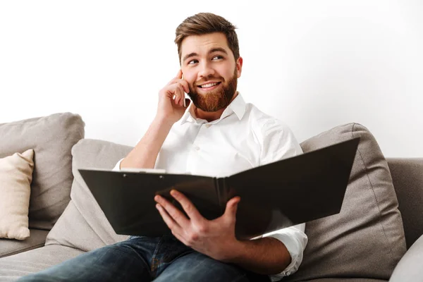 Retrato de um jovem empresário feliz — Fotografia de Stock