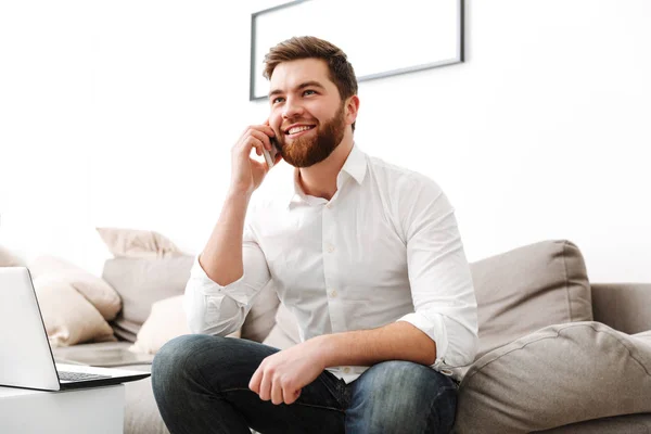 Retrato de un joven empresario sonriente — Foto de Stock