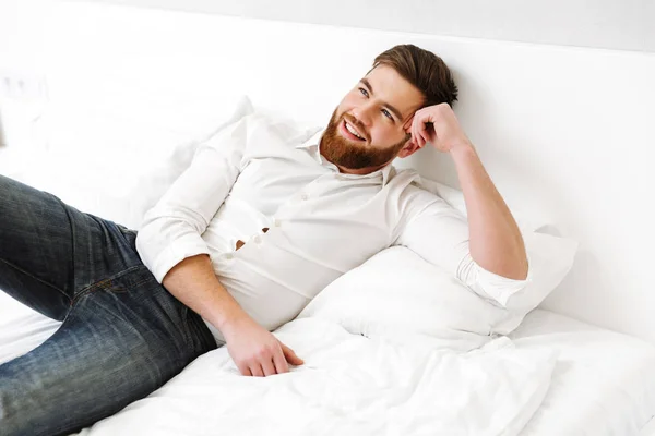 Retrato de un joven empresario feliz — Foto de Stock