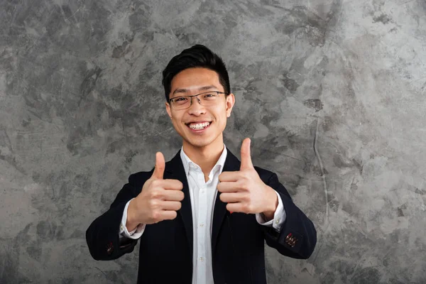 Портрет счастливого молодого азиата в костюме — стоковое фото