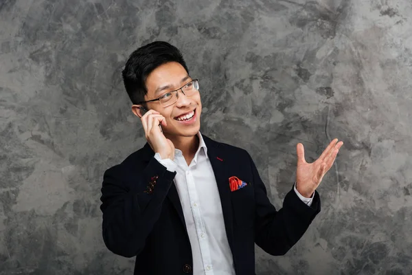 Portret młodego mężczyzny azjatyckiej uśmiechający się ubrany w garnitur — Zdjęcie stockowe
