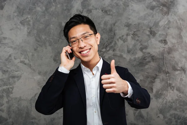Portrét šťastný mladý Asiat oblečený v obleku — Stock fotografie