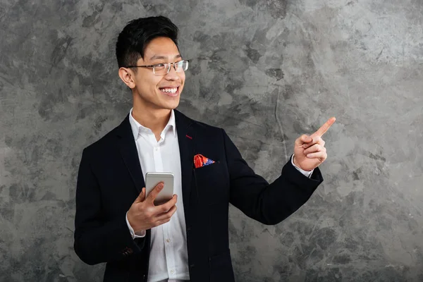 Portret młodego mężczyzny azjatyckiej uśmiechający się ubrany w garnitur — Zdjęcie stockowe