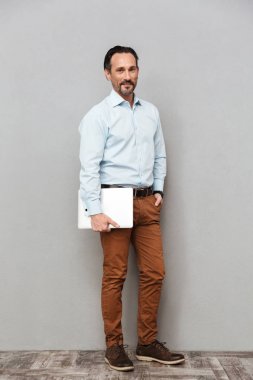 Gülümseyen bir olgun adam portresi tam uzunlukta