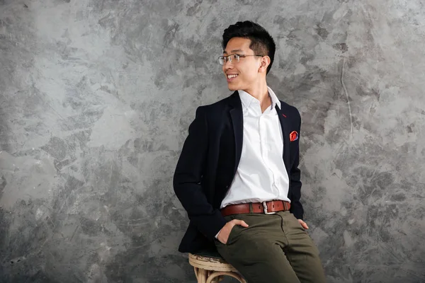 양복 입은 웃는 젊은 아시아 남자의 초상화 — 스톡 사진