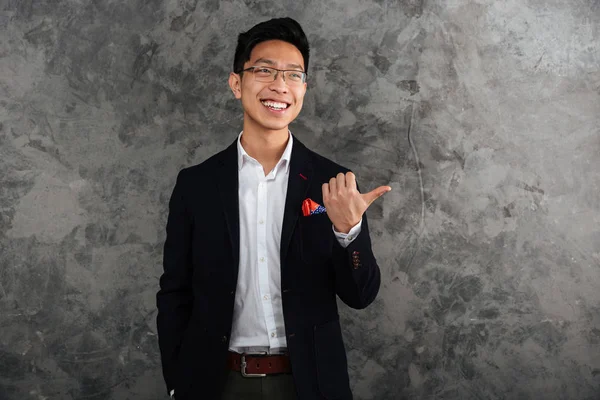 Retrato de un feliz joven asiático vestido de traje —  Fotos de Stock