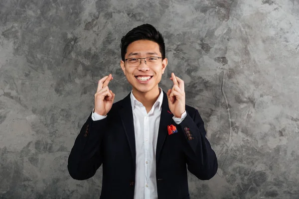 Портрет веселого молодого азиата в костюме — стоковое фото