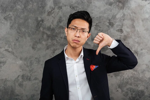 Portrét mladé asijské muž, oblečený v obleku poruchám — Stock fotografie