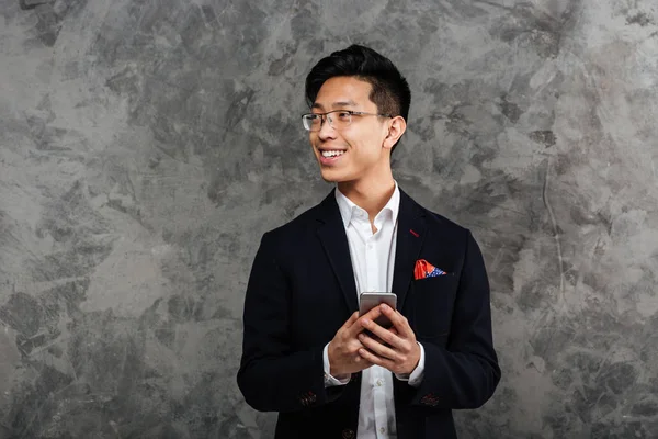 Retrato de un feliz joven asiático vestido de traje —  Fotos de Stock