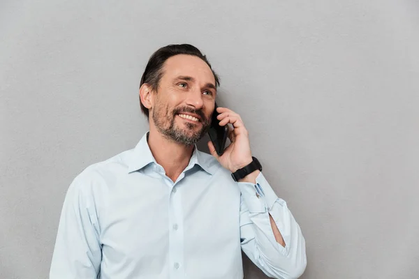 Portret van een knappe volwassen man gekleed in t-shirt — Stockfoto