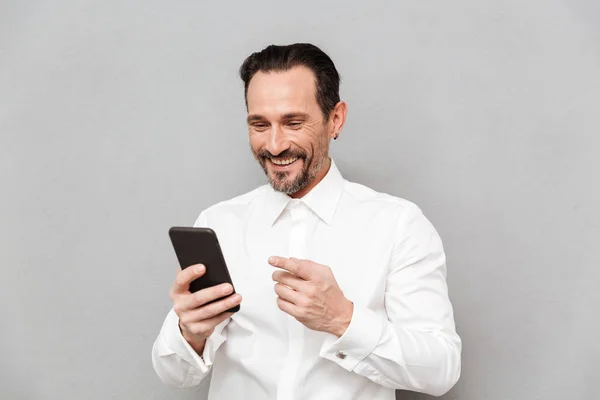 Retrato de um homem maduro feliz vestido de camisa — Fotografia de Stock