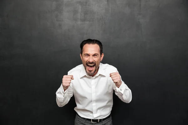 Portret van een enthousiast volwassen man, gekleed in t-shirt — Stockfoto