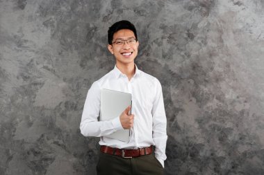 Gülümseyen genç Asyalı adam portresi gömlek giymiş