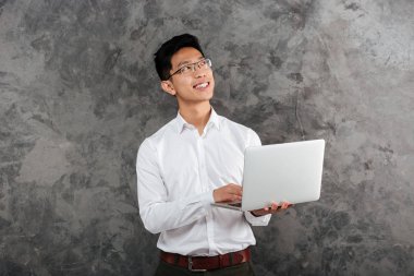 Gülümseyen genç Asyalı adam portresi gömlek giymiş