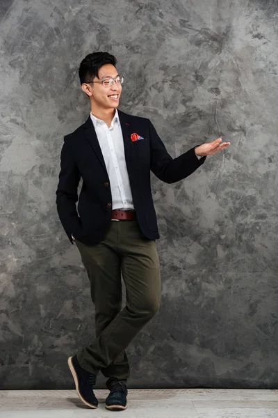 Longitud completa retrato de un feliz joven asiático hombre — Foto de Stock
