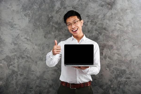 Retrato de un joven feliz asiático vestido con camisa — Foto de Stock