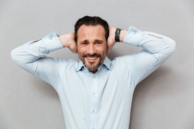 Gülümseyen bir olgun adam portresi gömlek giymiş