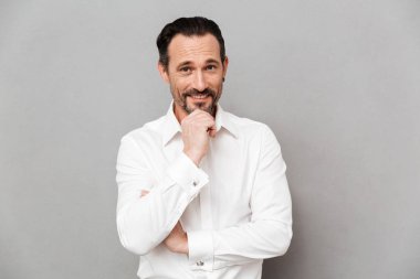 Gülümseyen bir olgun adam portresi gömlek giymiş