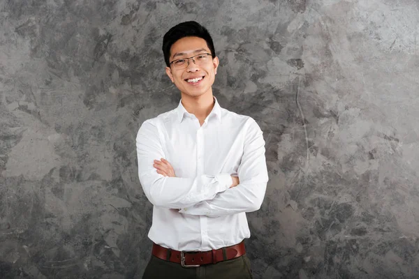 Retrato de un joven feliz asiático vestido con camisa — Foto de Stock