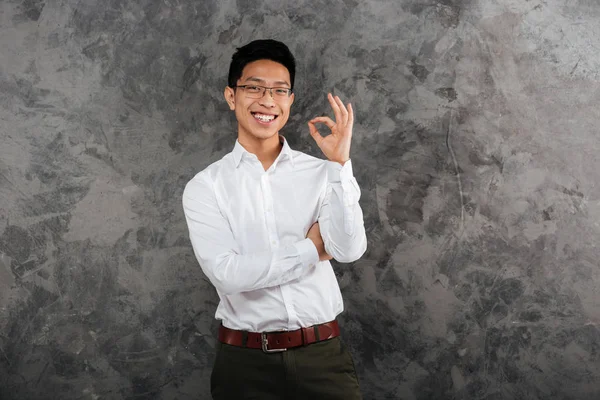 Portret młodego mężczyzny Azjatycka wesoły ubrany w koszulę — Zdjęcie stockowe