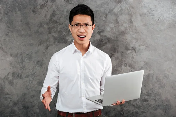 Portret van een gefrustreerd jonge Aziatische man — Stockfoto