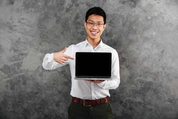 Portrét sebevědomý mladý muž asijské oblečená v košili — Stock fotografie