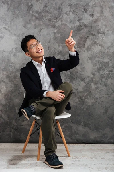 Ritratto completo di un giovane uomo asiatico felice — Foto Stock