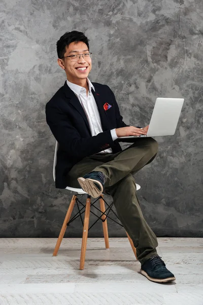 Largura completa retrato de un satisfecho joven asiático hombre —  Fotos de Stock