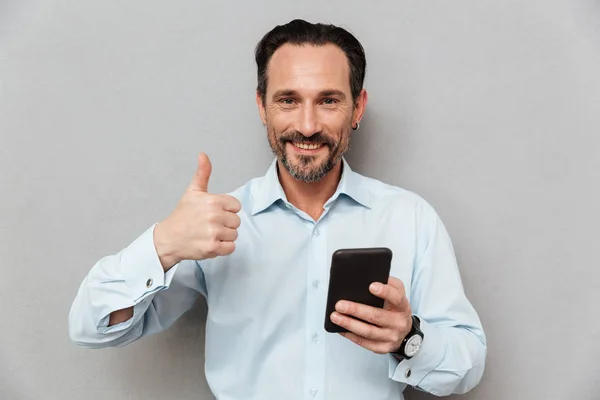Portréja egy boldog érett férfi öltözött ing — Stock Fotó