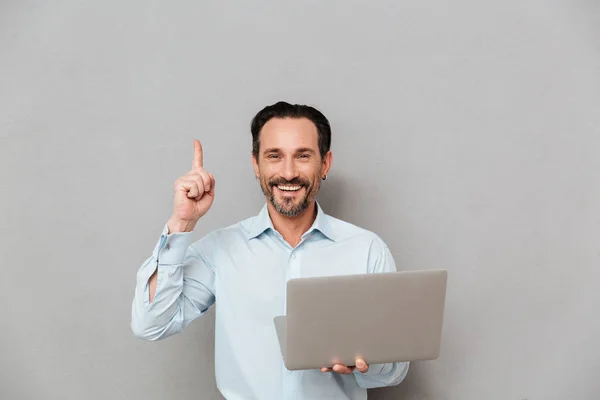 Portret van een vrolijke volwassen man gekleed in t-shirt — Stockfoto