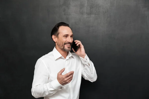 Porträt eines glücklichen reifen Mannes im Hemd, der redet — Stockfoto