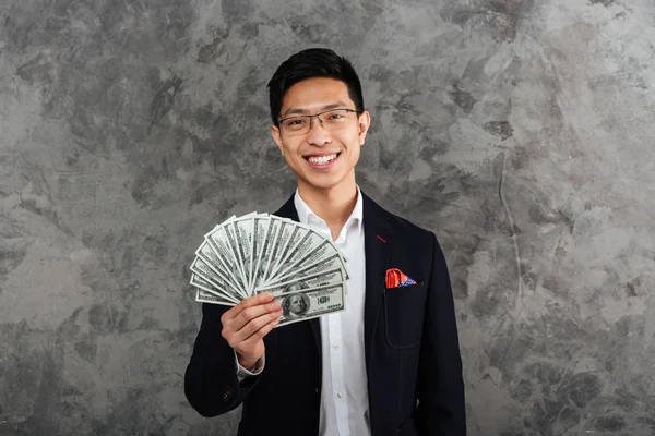 Portrét usměvavý mladý Asiat oblečený v obleku — Stock fotografie