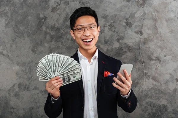 Portrett av en lykkelig asiatisk mann kledd i dress – stockfoto
