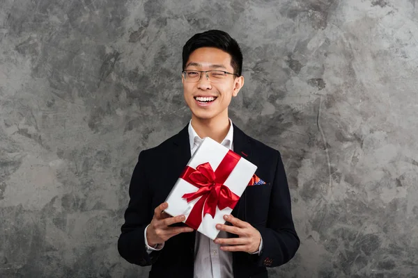 Retrato de um jovem asiático feliz vestido de terno — Fotografia de Stock