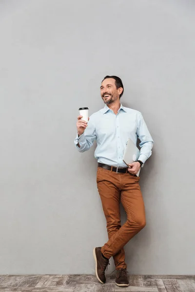 Retrato de cuerpo entero de un hombre maduro sonriente —  Fotos de Stock